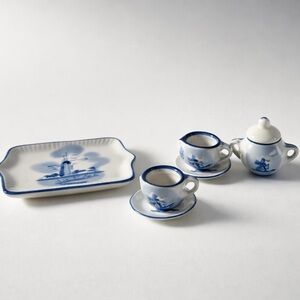 DELIGHTFUL VINTAGE MINIATURE TEA‎ CUPS/SUGAR POT/TRAY SET IN DUTCH DELFT STYLE